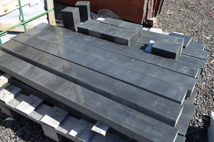 Tumši pelēkas granīta kapu apmales