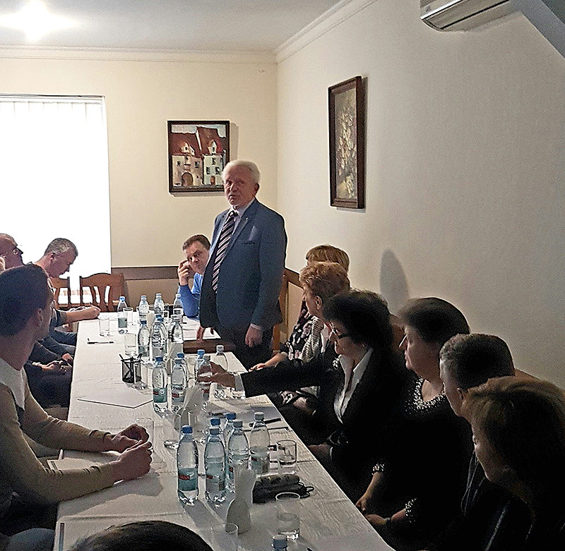 2 foto - ar E.Šteinfeldu un asociācijas biedriem