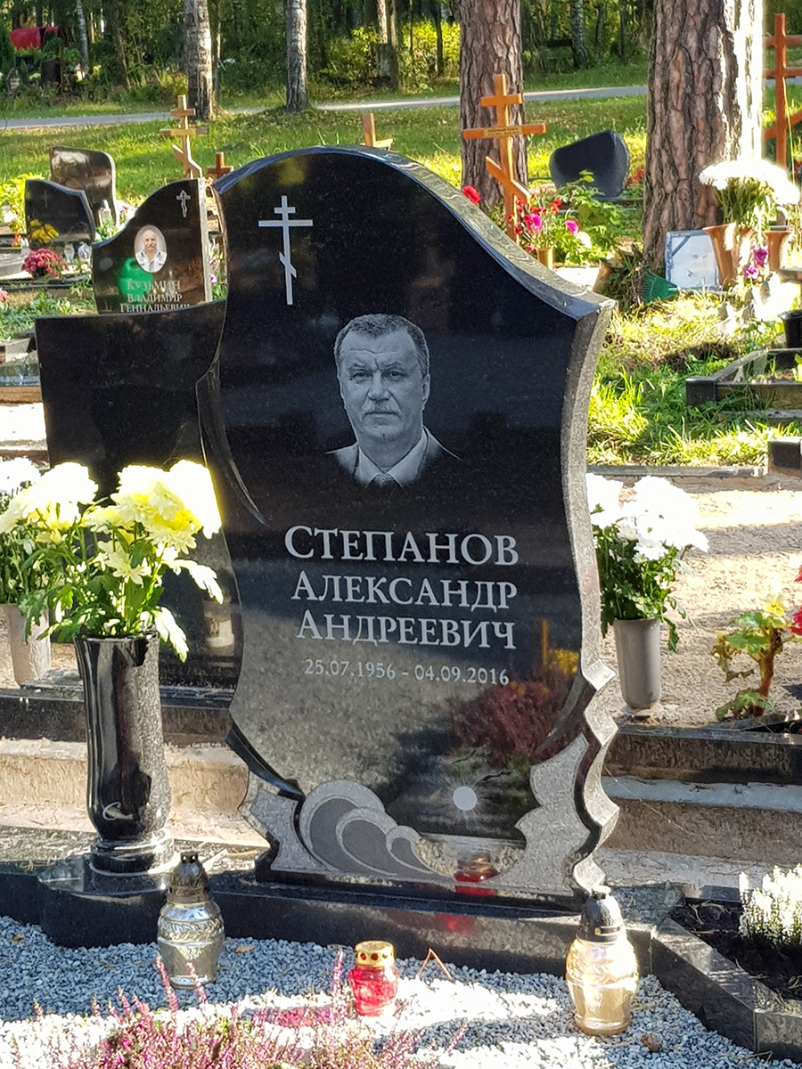 Полерованный памятник сложной формы