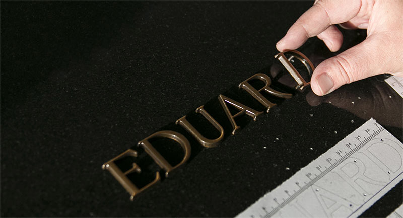 Speciāls makets tiek izmantots bronzas burtu stiprināšanai