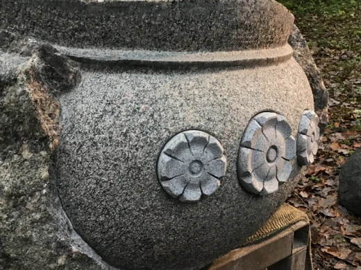 Ronalds Jaunzems Logo - roku darbs akmenī