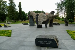 Memoriāls komunistiskā terora upuru piemiņai. Piemineklis upuriem Putenī