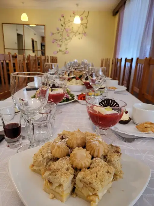 Kafejnīca Pīlādzītis Спокойная трапеза, чтобы в тишине и с благодарностью почтить память ушедшего