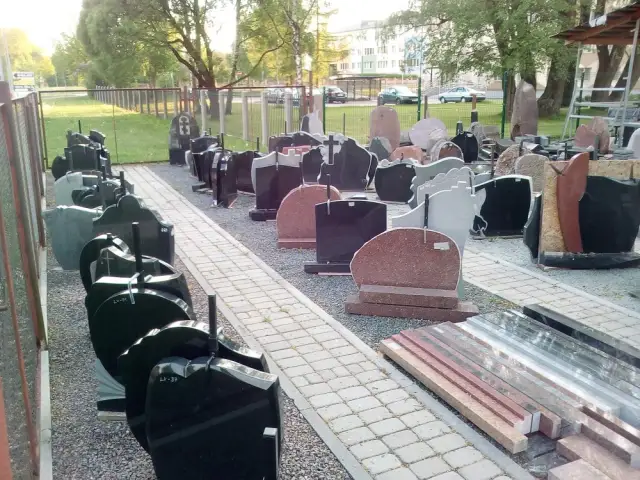 Gatavie kapu pieminekļi.