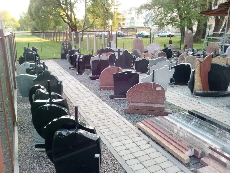 Gatavie kapu pieminekļi.