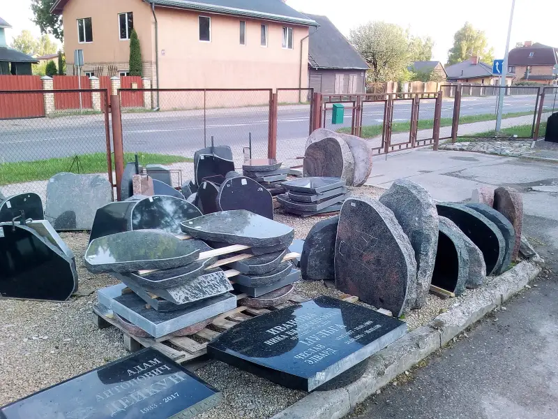 Uzstādam pieminekļus un sniedzam kapu labiekārtošanas pakalpojumus Jelgavā un apkārtnē.