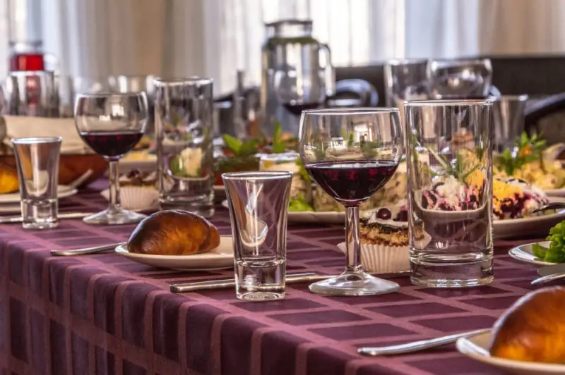 Galda klāšana bērēm Aleksandrs restorāns