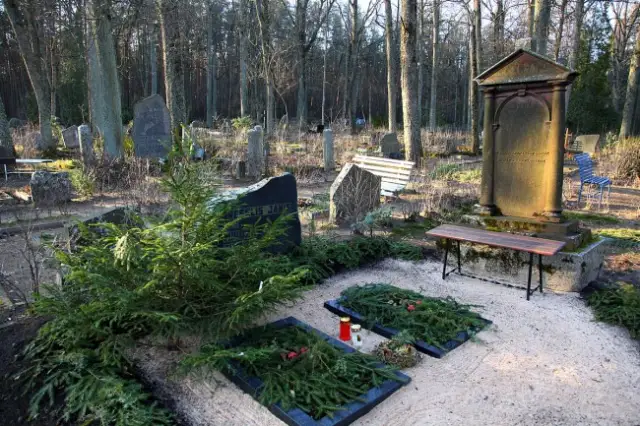 Daļēji slēgtā kapsēta