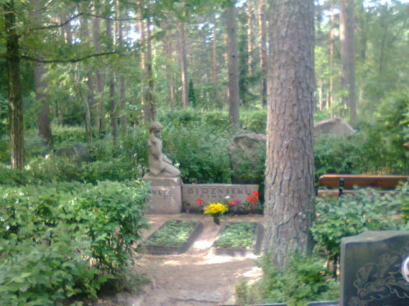 Lāčupes kapsēta Lāčupes kapsēta - Kapsēta Kleistu mežā