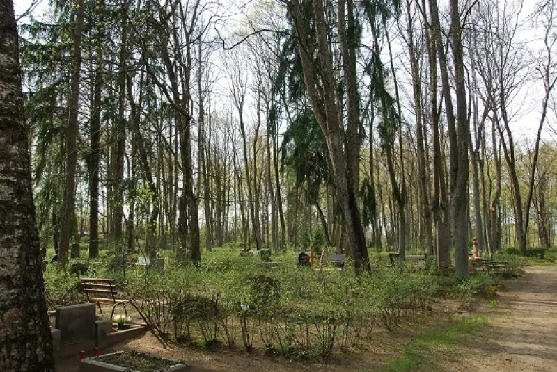 Viena no vecākajām kapsētām Rīgā