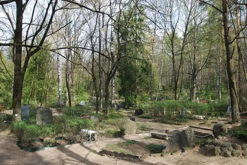 Daļēji slēgtā kapsēta