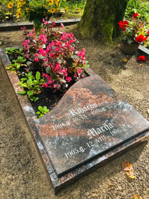 Kapu apmales no granīta Rīgā