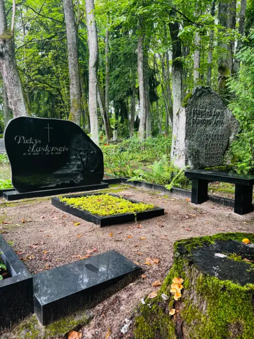 Piemineklis no Zviedrijas melnā granīta Sia "Akmens Kleisti"