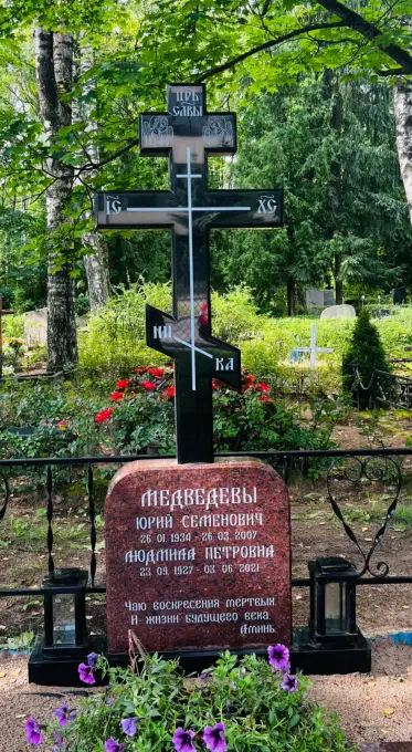 Kapu pieminekļu izgatavošana Krusta formą