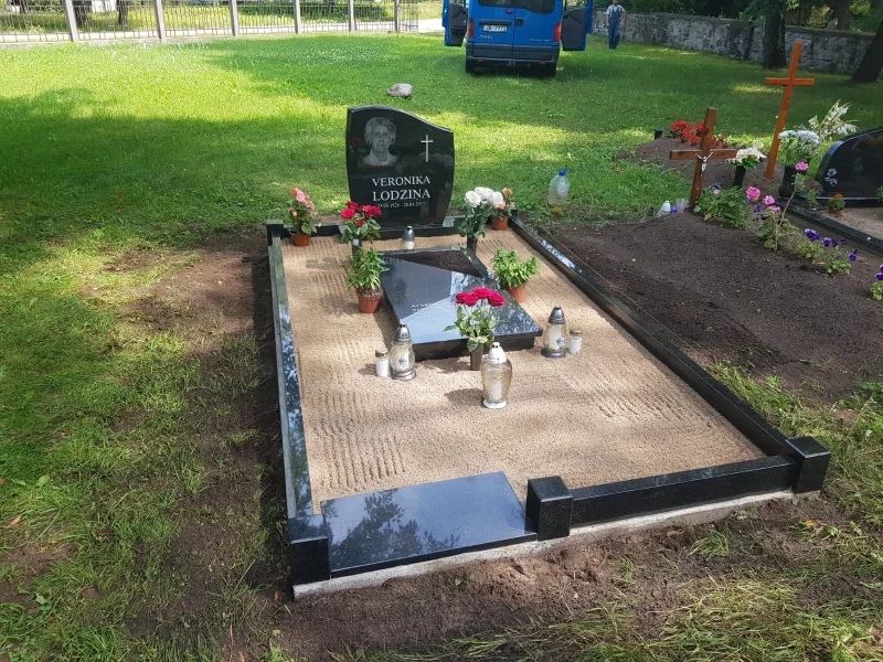 Granīta sētiņa, kapa vietas labiekārtošana.