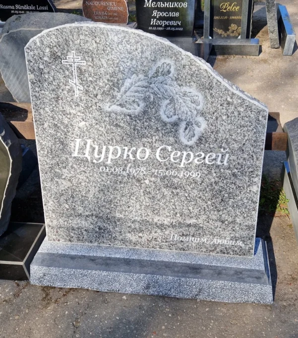 Piemineklis no pelēkā granīta