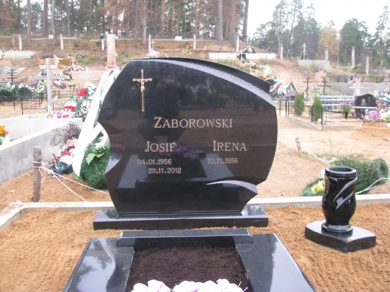 Памятник с бронзовыми буквами и бронзовым крестом