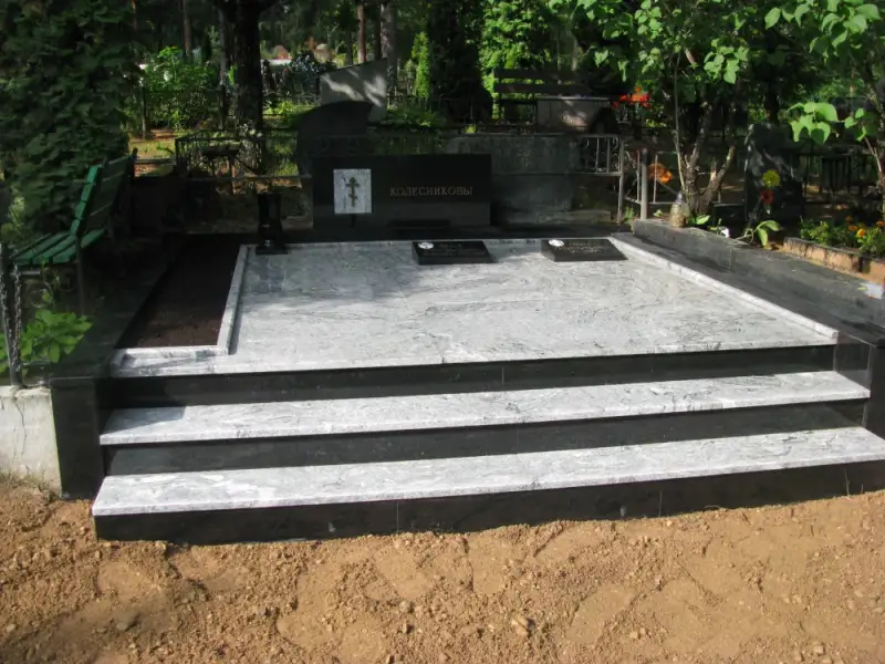 Семейное захоронение, покрытое мраморным камнем