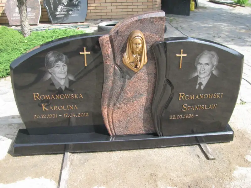 Памятник для двоих с бронзовыми буквами, крестом и большой статуей Святой Марии Памятник для двух человек, дополненный бронзовыми буквами, крестом и большой статуей Святой Марии