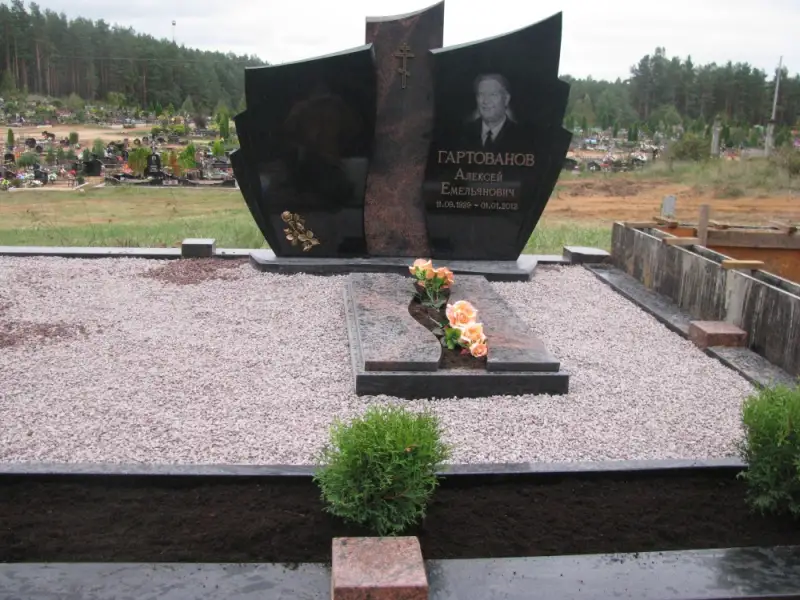 Элегантная форма двойного памятника из черного гранита с центральной частью из красного гранита