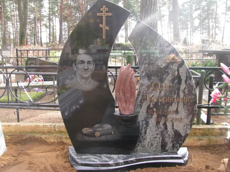 Памятник из светлого и черного гранита с бронзой и гравировкой