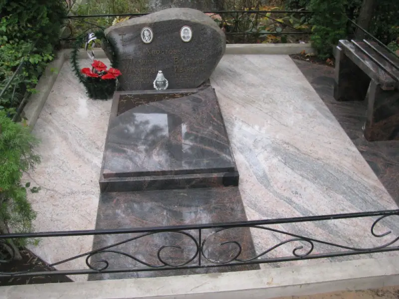 Семейное захоронение, покрытое камнем, памятник с полированным одной стороной