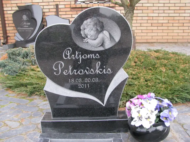 Памятник в форме сердца с гравировкой ангела