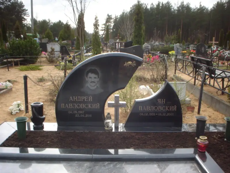 Круглый памятник с разорванной формой