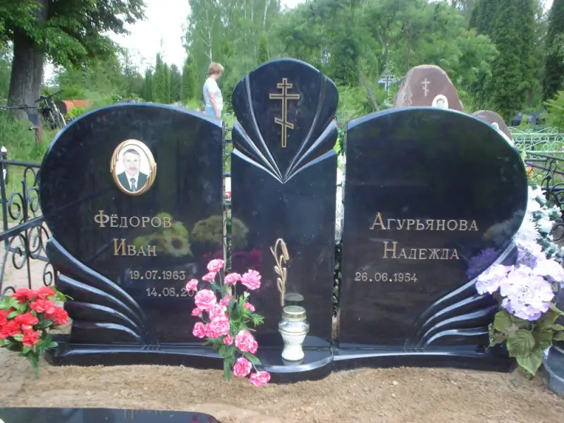 Три фрагментированных камня, образующие памятник в форме сердца