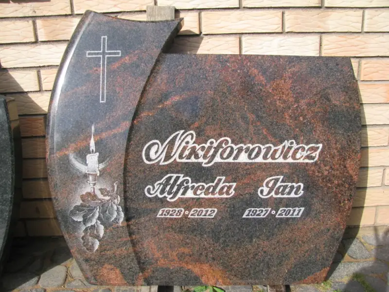 Полированный памятник из красного гранита с гравировкой.