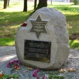 Piemiņas akmens vecās ebreju kapsētas vietā