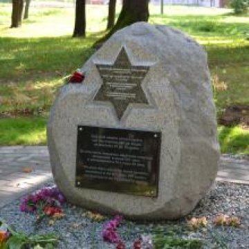 Piemiņas akmens vecās ebreju kapsētas vietā
