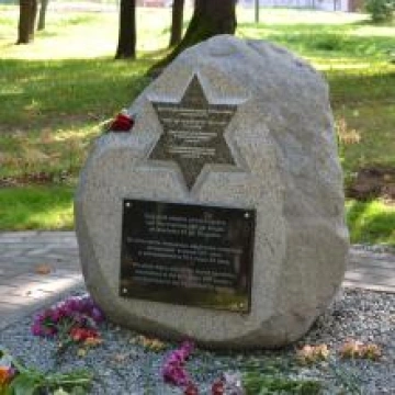 Piemiņas akmens vecās ebreju kapsētas vietā Logo