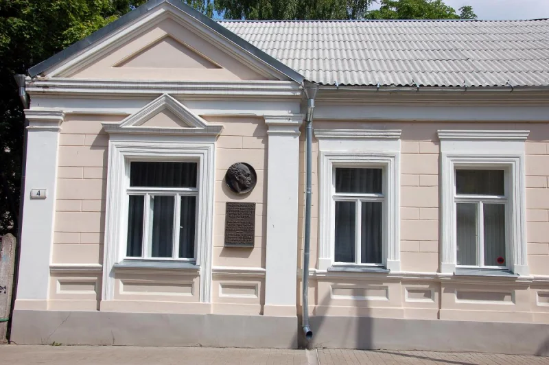 Piemiņas plāksne pie aktiera Solomona Mihoelsa dzimtas mājas 