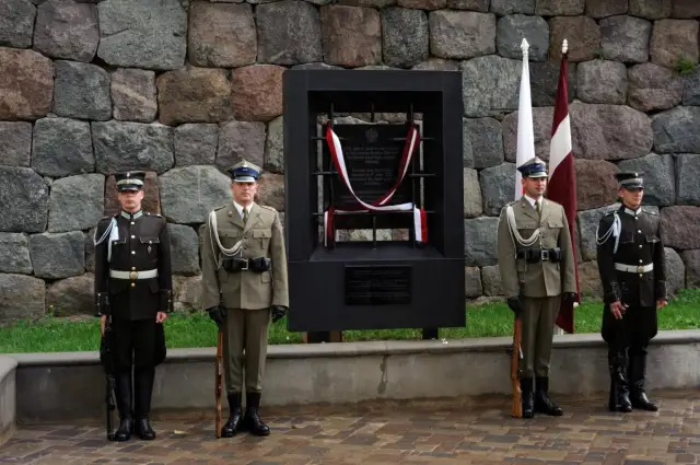 Leonam Plāteram veltīta piemiņas plāksne Daugavpils cietoksnī 