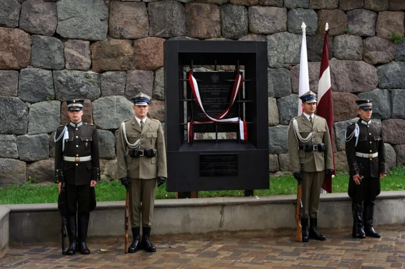 Leonam Plāteram veltīta piemiņas plāksne Daugavpils cietoksnī 