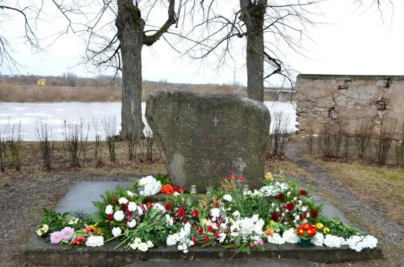 Piemineklis represiju upuriem 