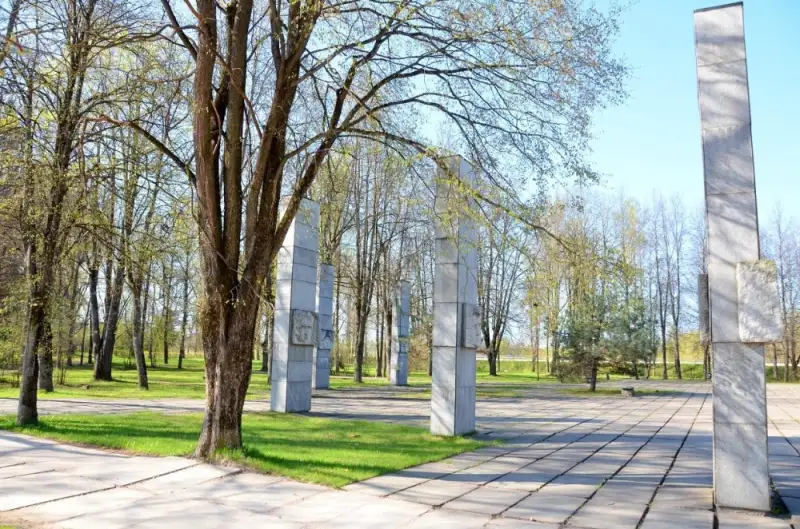 Krustpils parks un Otrā pasaules kara memoriāls 