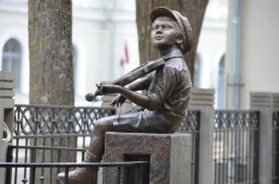 Skulptūra Jāzepa Vītola piemiņai Mazais vijolnieks