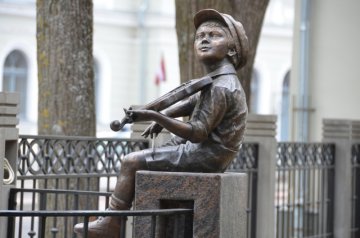 Skulptūra Jāzepa Vītola piemiņai Mazais vijolnieks