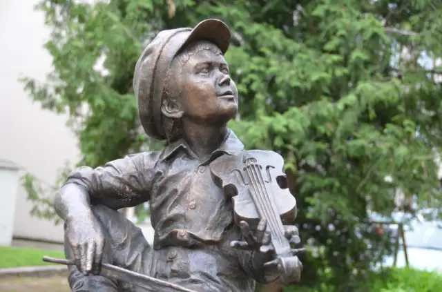 Skulptūra Jāzepa Vītola piemiņai Mazais vijolnieks 