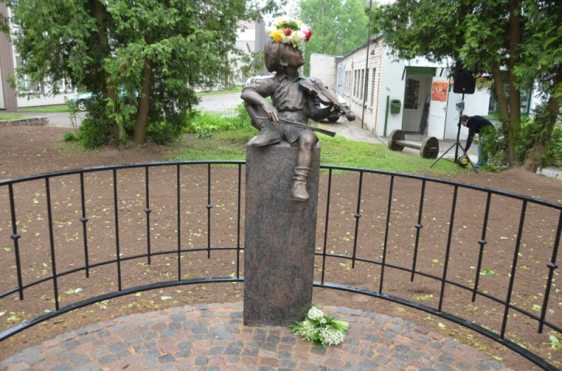 Skulptūra Jāzepa Vītola piemiņai Mazais vijolnieks 