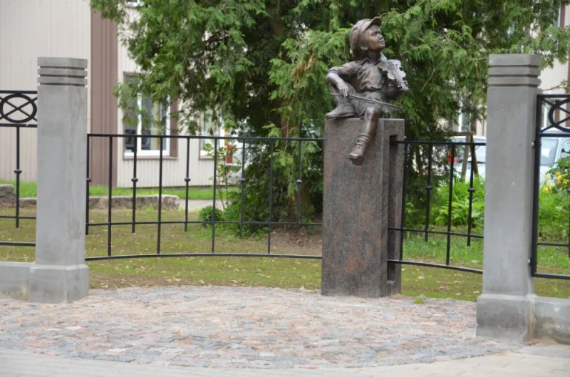 Skulptūra Jāzepa Vītola piemiņai Mazais vijolnieks 
