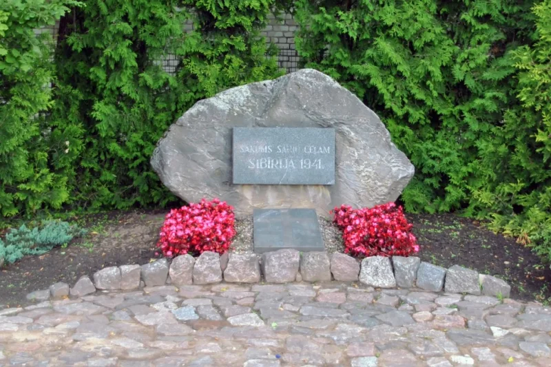 Piemiņas vietas komunistiskā terora upuriem vēsturiskajā Cēsu apriņķī 