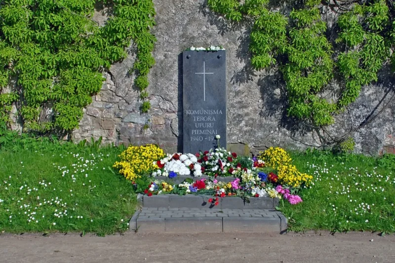 Piemiņas vietas komunistiskā terora upuriem vēsturiskajā Cēsu apriņķī 