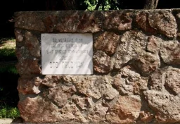 Piemiņas zīme skolotājam Oto Feldmanim Dobelē