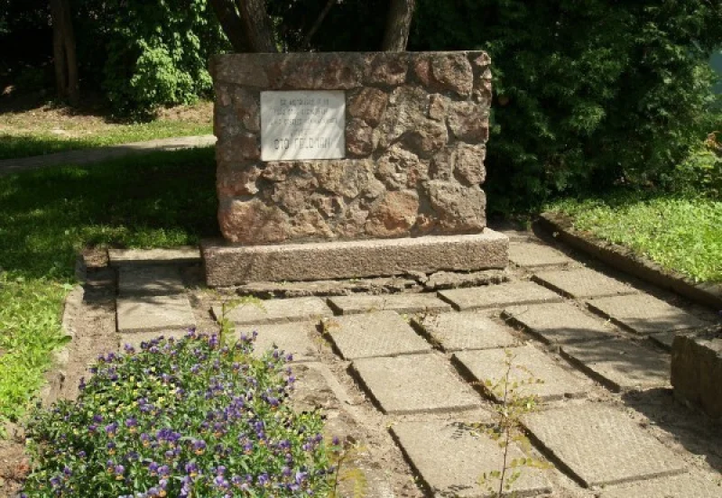 Piemiņas zīme skolotājam Oto Feldmanim Dobelē 