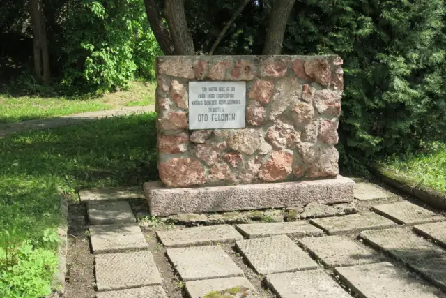 Piemiņas zīme skolotājam Oto Feldmanim Dobelē 