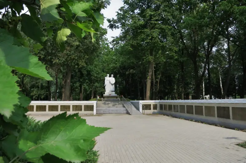 Brāļu kapu piemineklis un Brāļu kapi Dobelē 