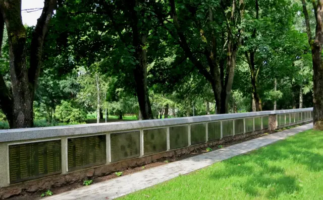 Brāļu kapu piemineklis un Brāļu kapi Dobelē 